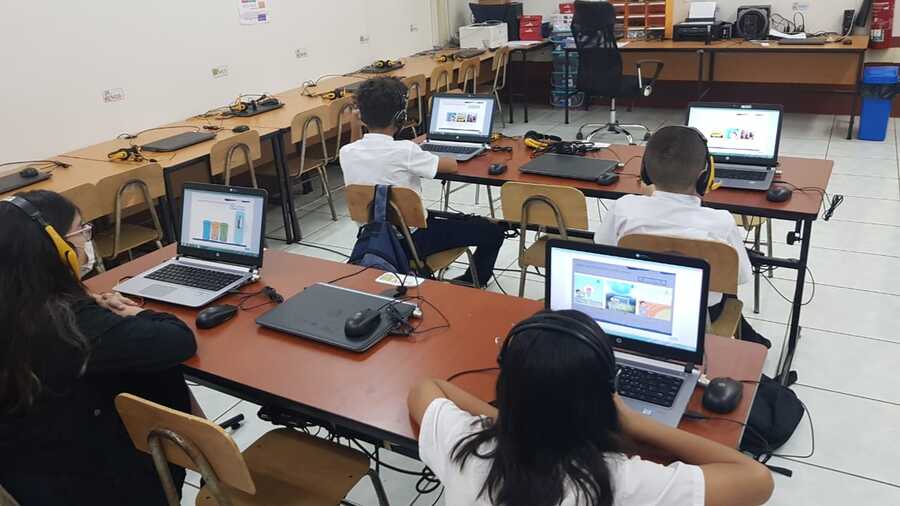 La imagen corresponde  la Escuela El Rosario en Naranjo de Alajuela. Foto cortesía del Programa de Evaluación en Lenguas Extranjeras de la Escuela de Lenguas Modernas.