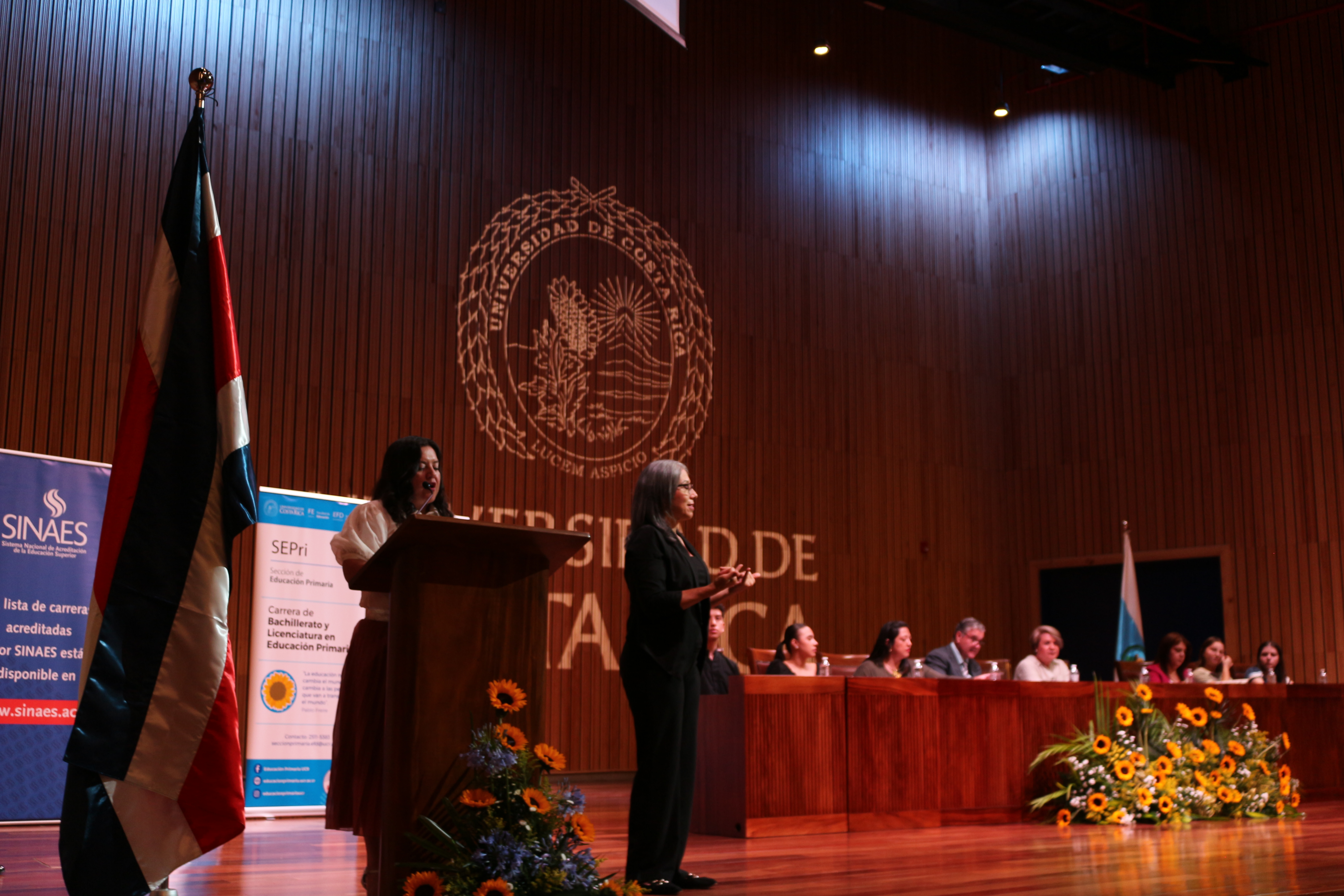 Directora de la Escuela de Orientación y Educación Especial, Dra. Julieta Solórzano Salas en el discurso de aceptación.