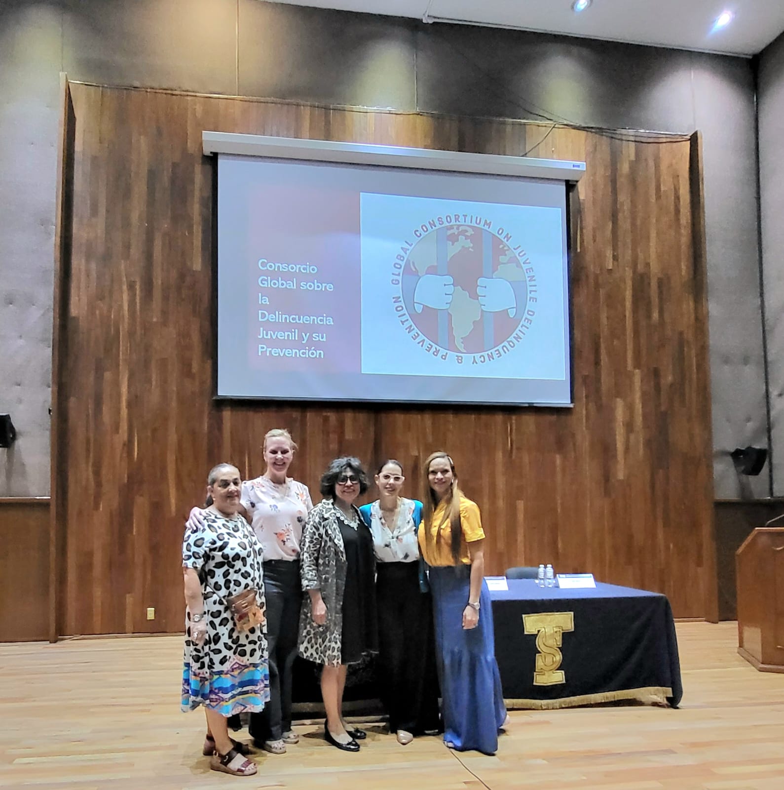 Foto del equipo de investigación en un encuentro académico.