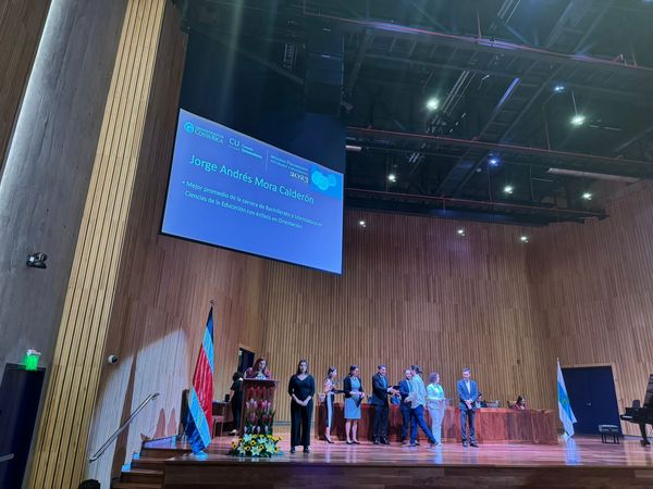 Fotografía del Aula Magna de la UCR en la premiación a los mejores promedios.